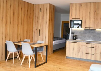 Celkový vzhled apartmánu je laděn do přírodního dřevěného dekoru