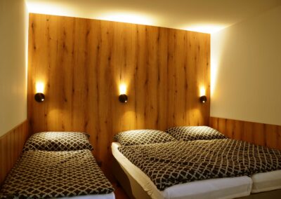 Lůžková část apartmánu s manželskou postelí a 2 oddělenými postelemi