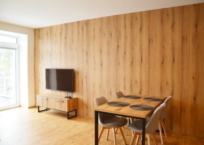 Celkový vzhled apartmánu je laděn do přírodního dřevěného dekoru