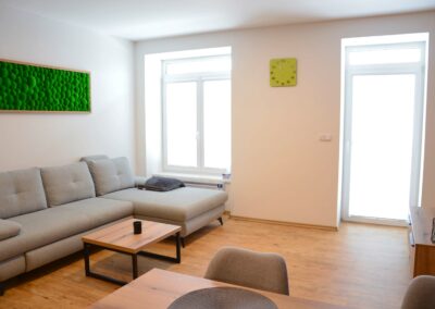 Obývací část s přímým vstupem na balkón